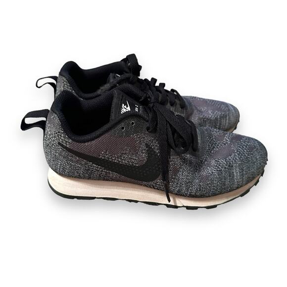 Nike MD Runner 2‎ ENG Mesh Women’s Sneakers Activewear Shoes in Black/Gray Sz 6 - Picture 1 of 11